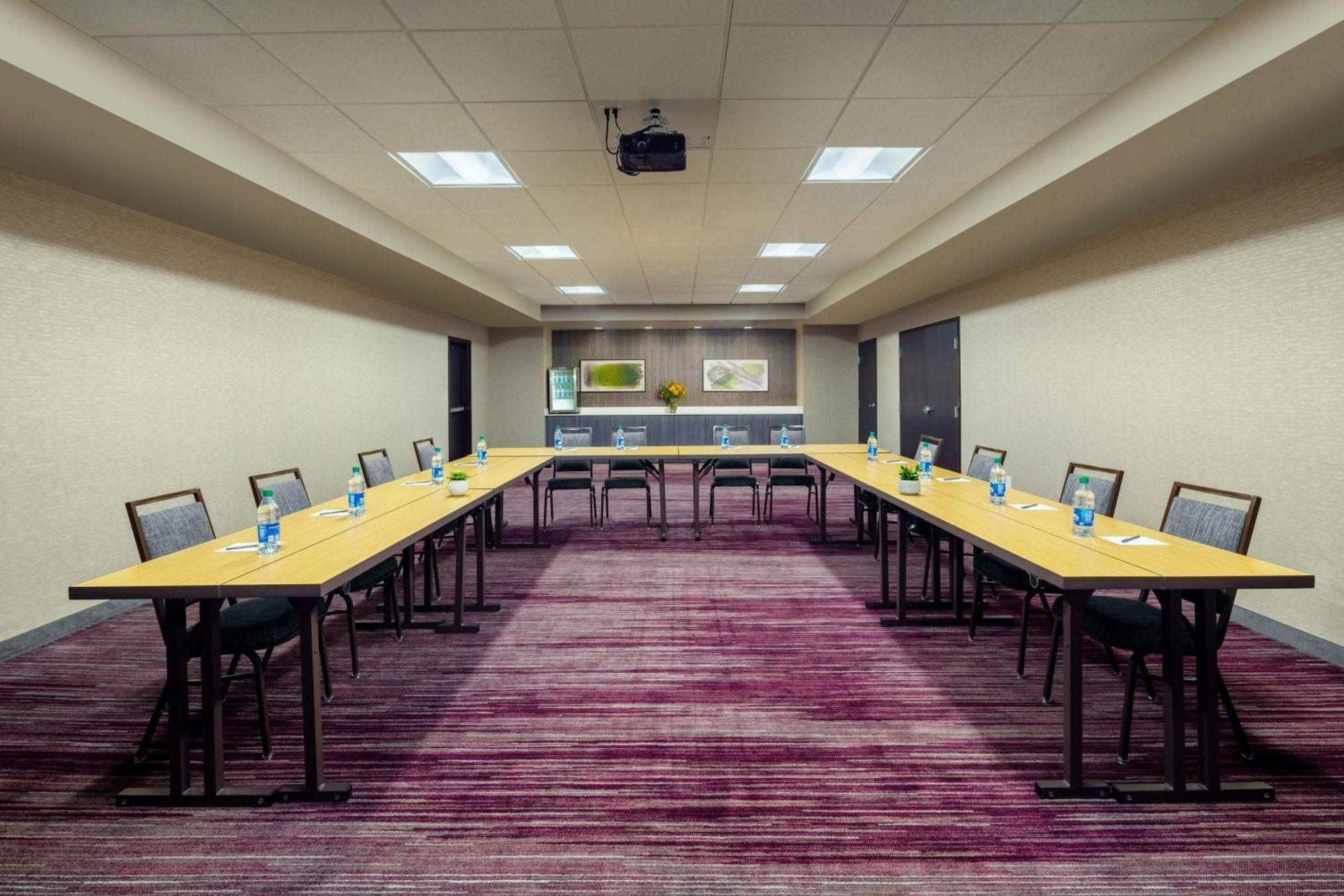 Отель Courtyard By Marriott Dayton North Экстерьер фото