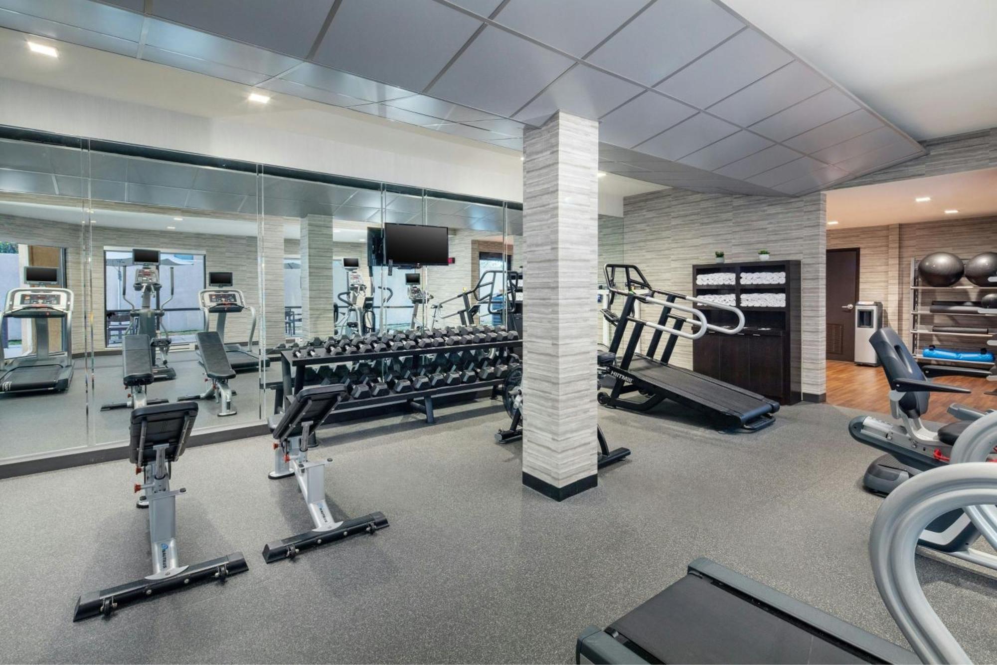 Отель Courtyard By Marriott Dayton North Экстерьер фото