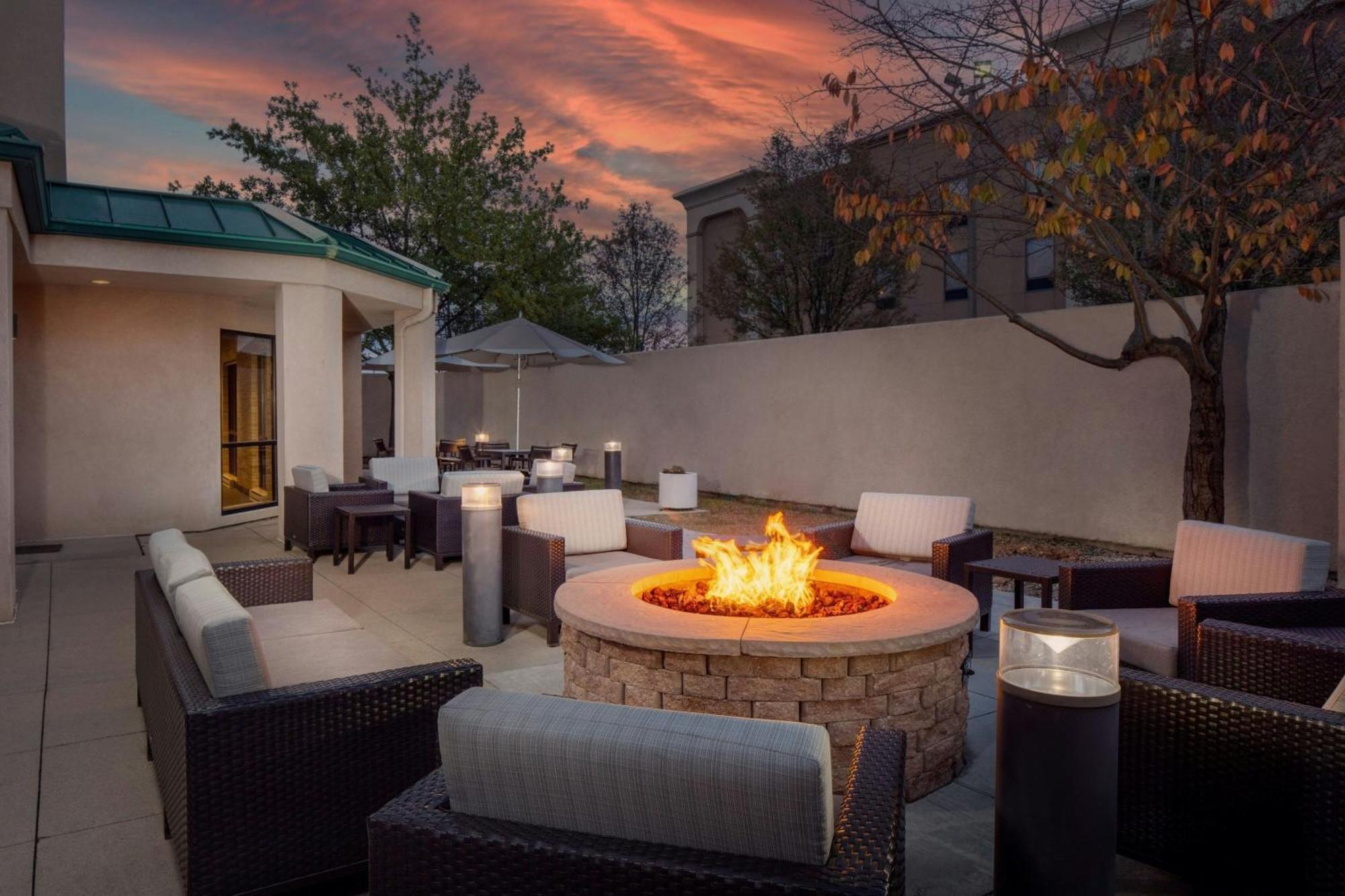 Отель Courtyard By Marriott Dayton North Экстерьер фото