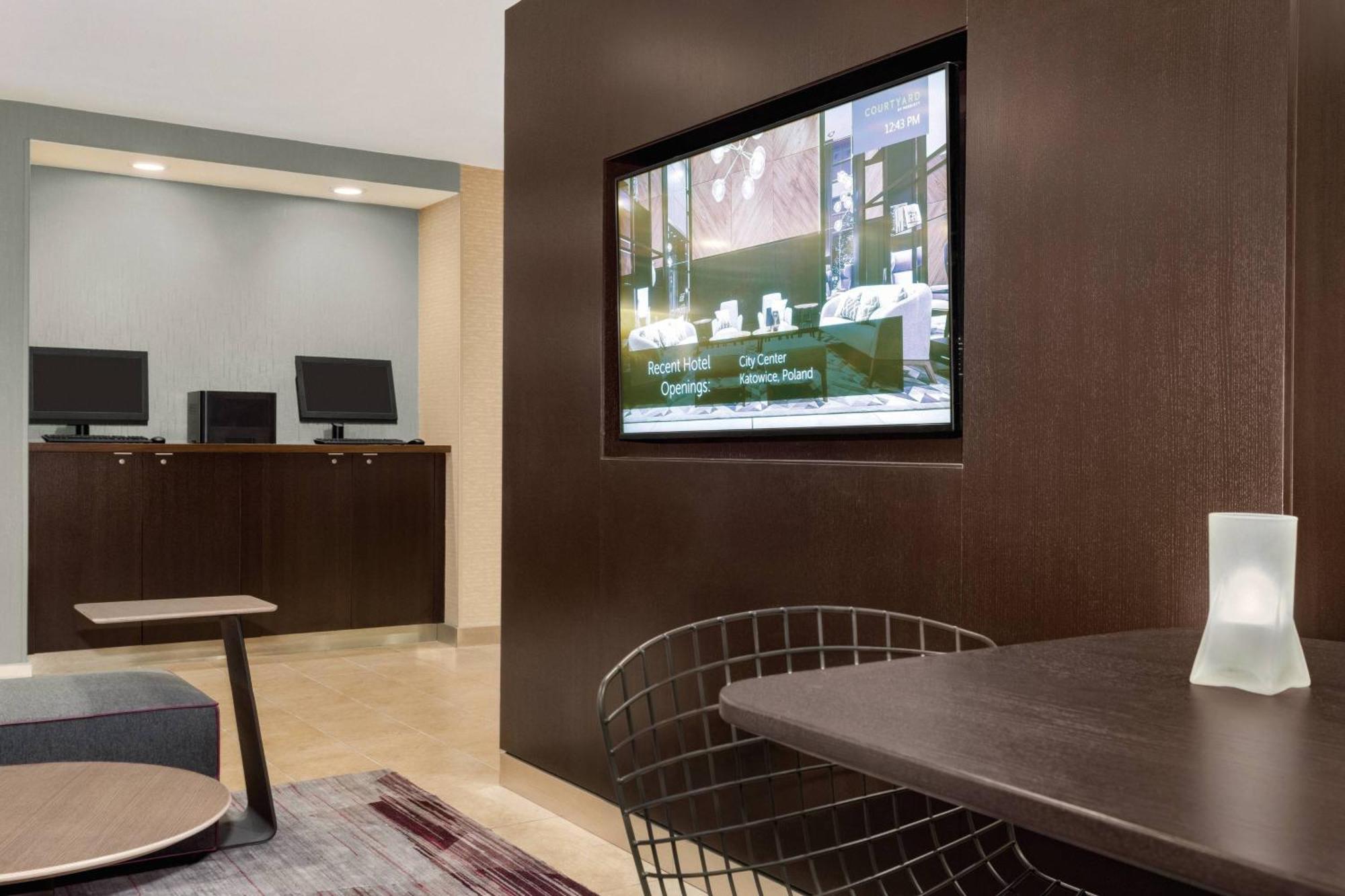 Отель Courtyard By Marriott Dayton North Экстерьер фото