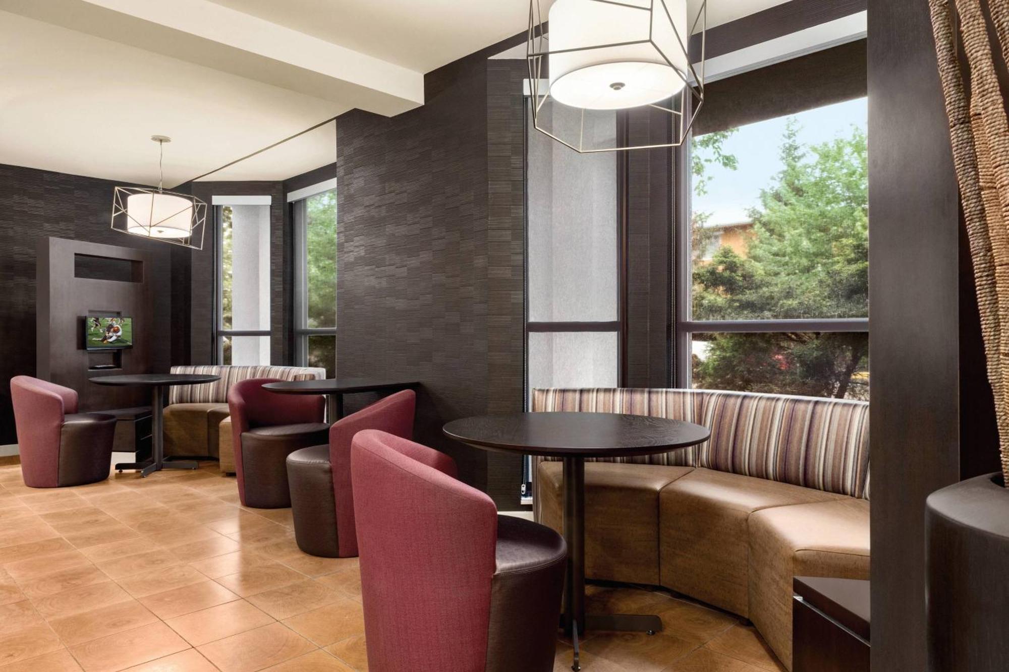 Отель Courtyard By Marriott Dayton North Экстерьер фото