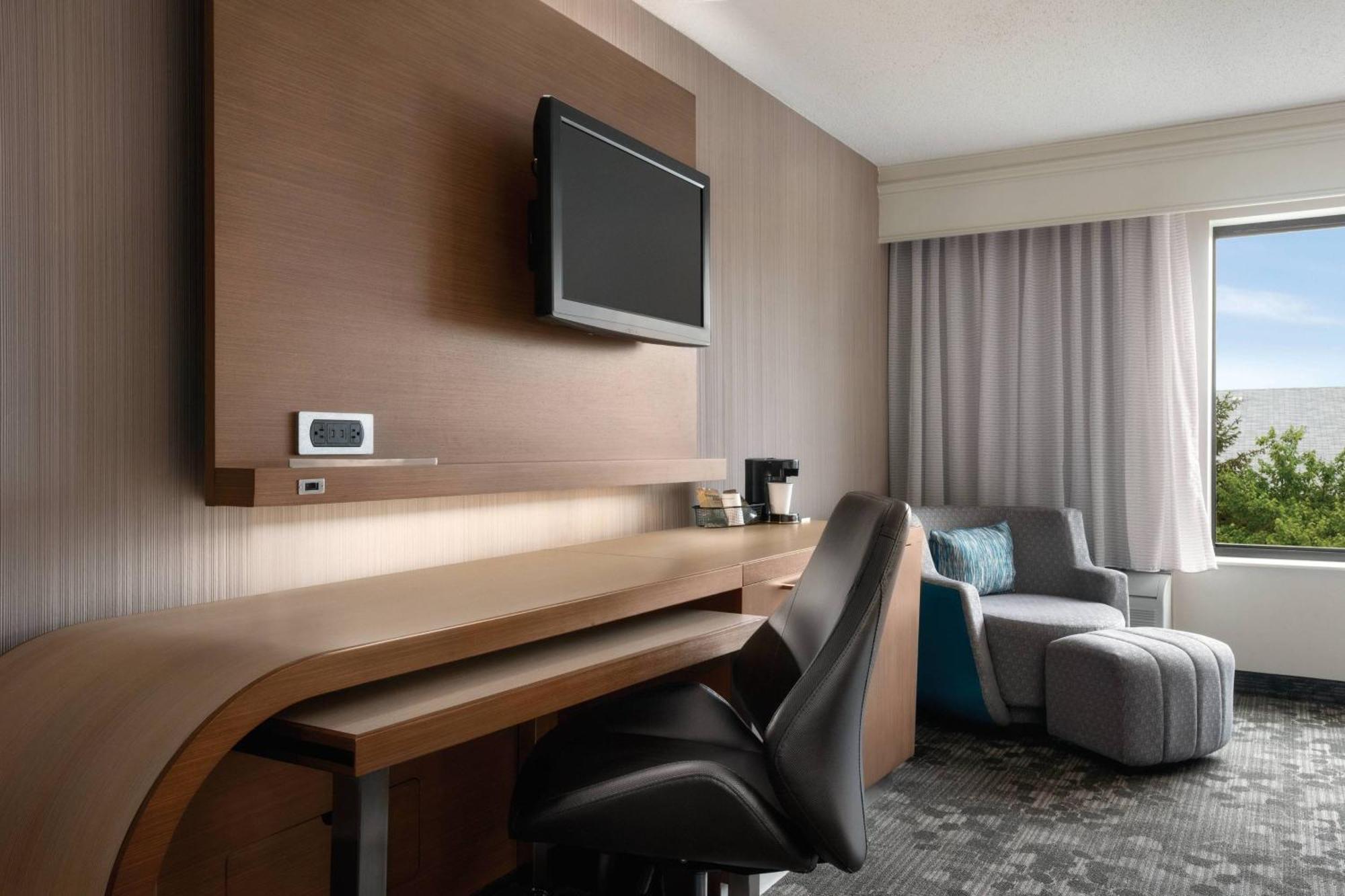 Отель Courtyard By Marriott Dayton North Экстерьер фото