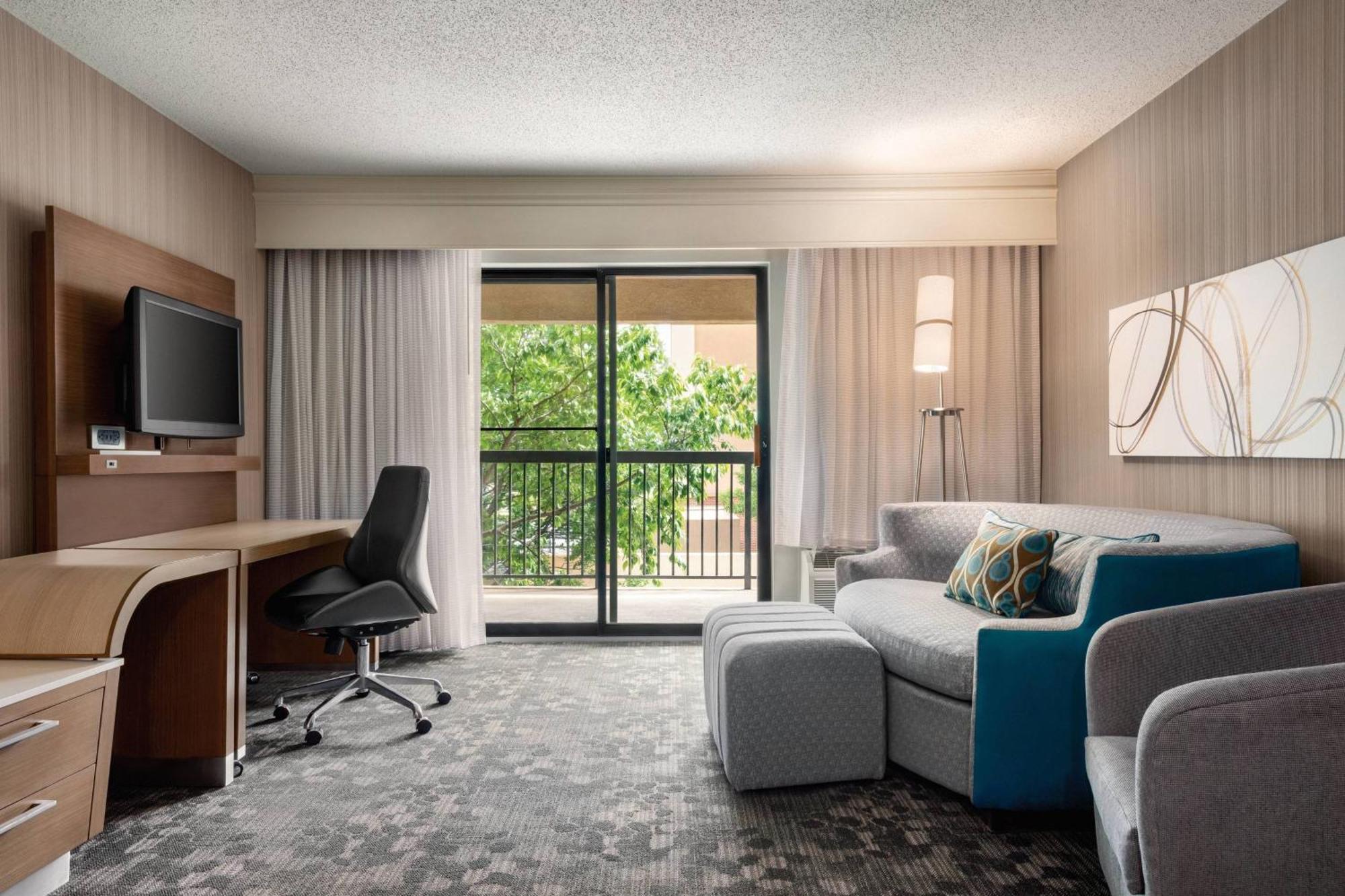 Отель Courtyard By Marriott Dayton North Экстерьер фото