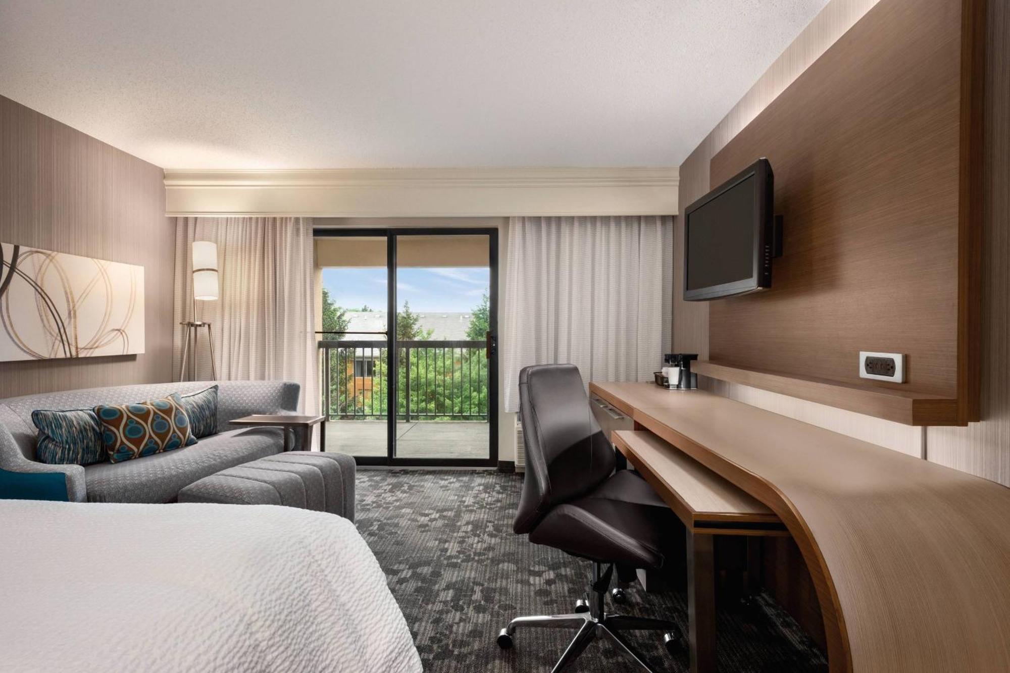 Отель Courtyard By Marriott Dayton North Экстерьер фото