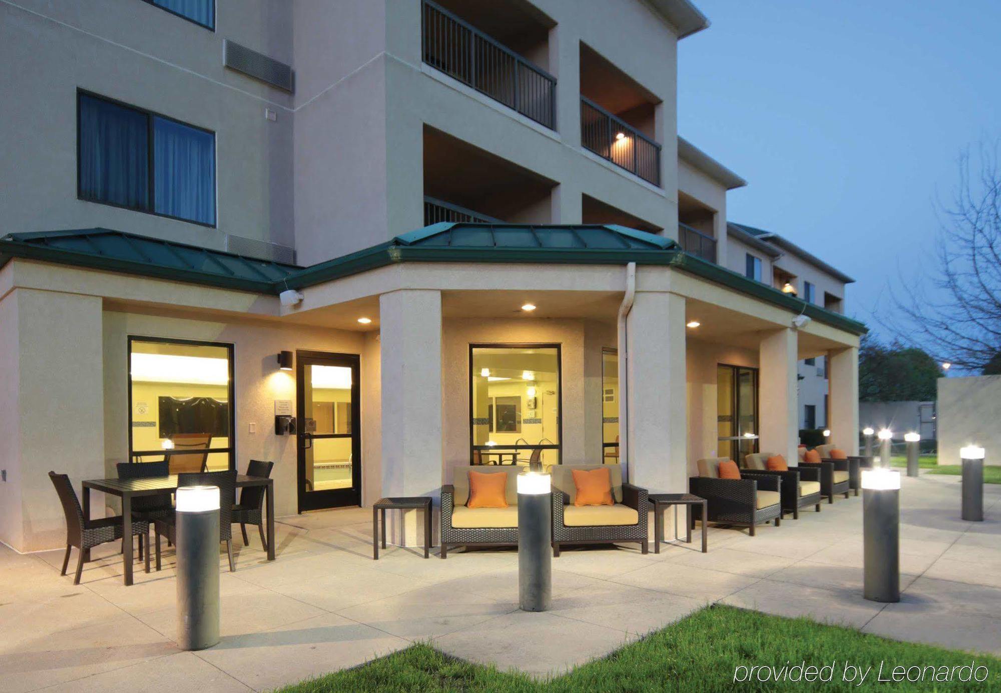 Отель Courtyard By Marriott Dayton North Экстерьер фото