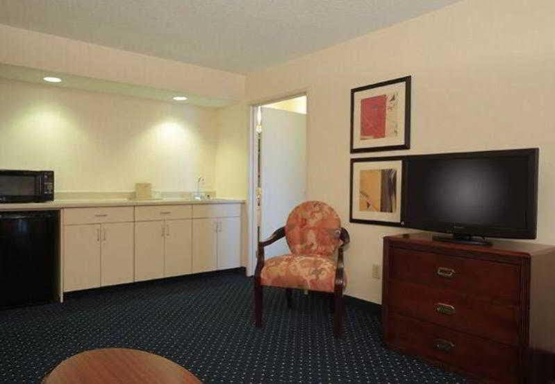 Отель Courtyard By Marriott Dayton North Экстерьер фото
