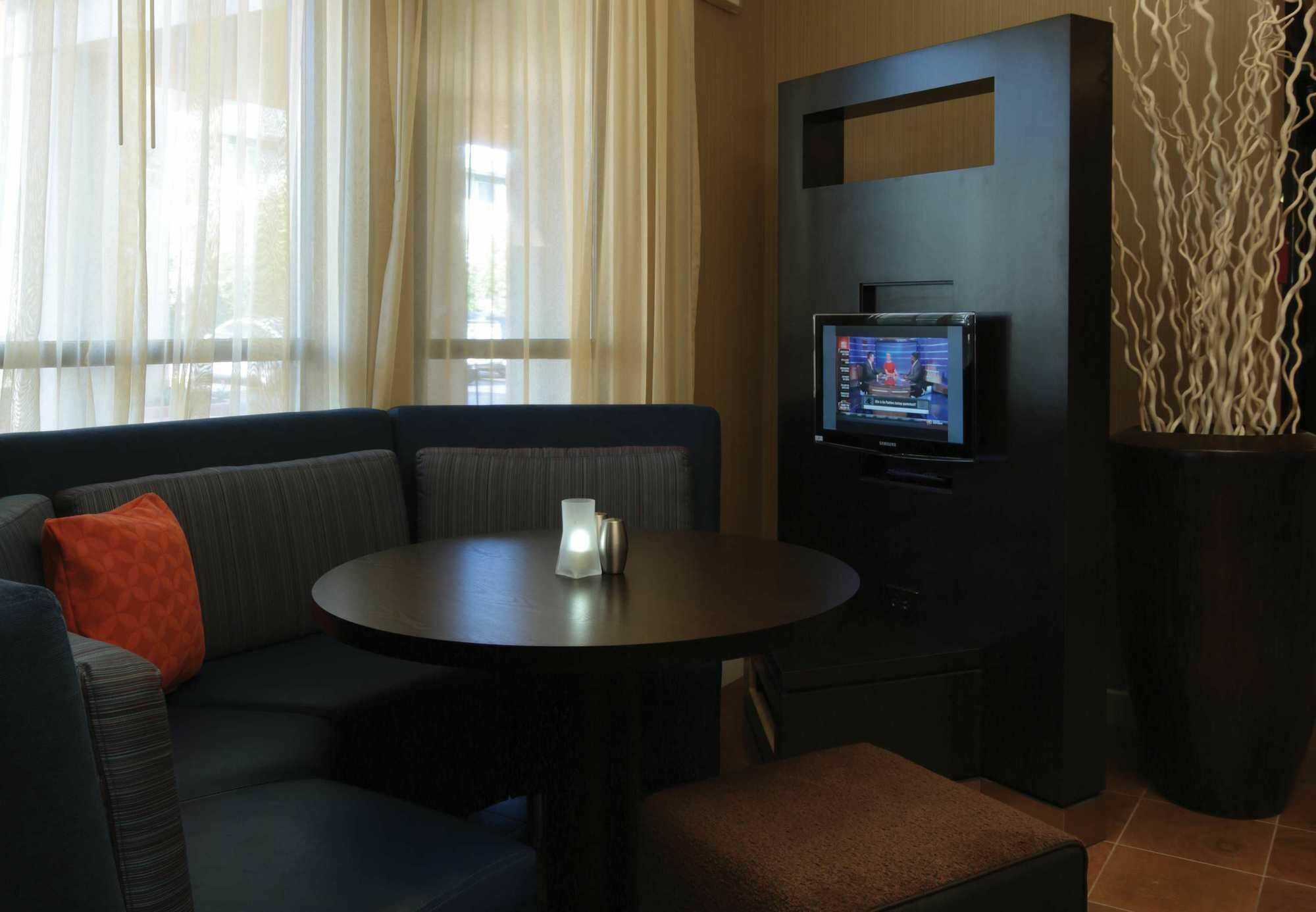 Отель Courtyard By Marriott Dayton North Экстерьер фото